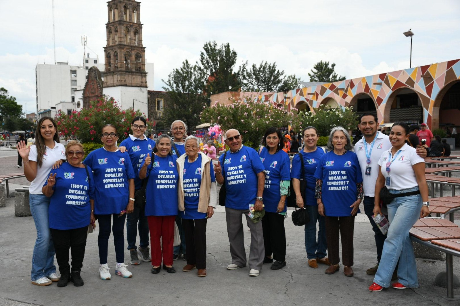 REGALAN SONRISAS PERSONAS ADULTAS MAYORES EN EL CORAZÓN DE IRAPUATO 
