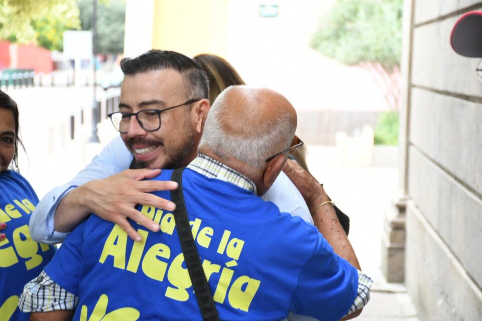 REGALAN SONRISAS PERSONAS ADULTAS MAYORES EN EL CORAZÓN DE IRAPUATO