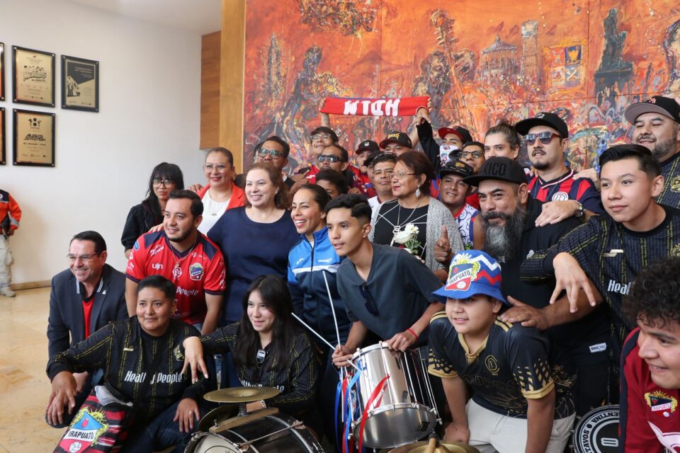 VIBRA TEATRO DE LA CIUDAD EN IRAPUATO POR DOCUMENTAL “CON DIOS Y CON LA TRINCA”