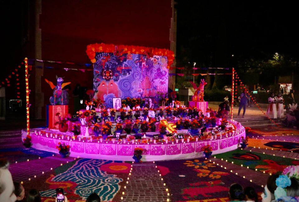 INICIAN FESTIVAL REVIVIENDO TRADICIONES CON ENCENDIDO DE ALTAR MONUMENTAL