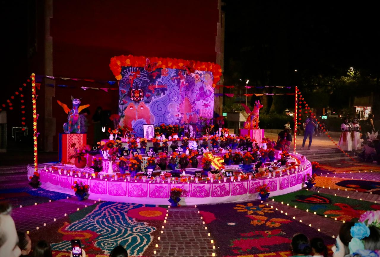 INICIAN FESTIVAL REVIVIENDO TRADICIONES CON ENCENDIDO DE ALTAR MONUMENTAL