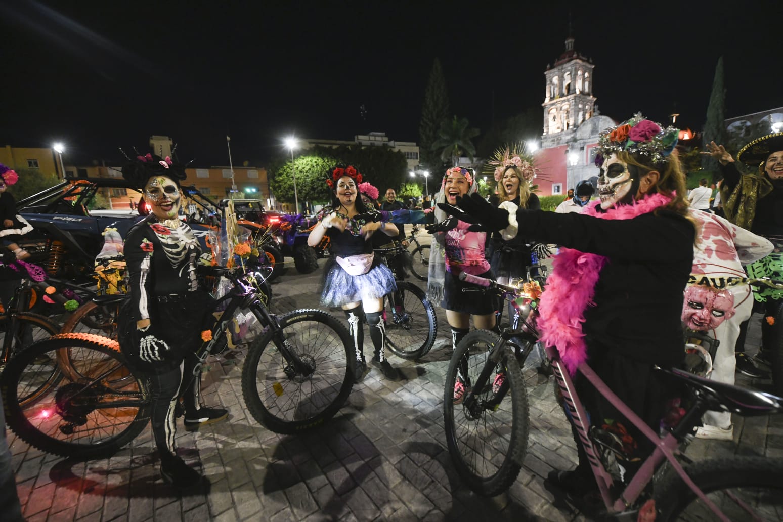 IRAPUATENSES PARTICIPAN EN PASEO CICLISTA “REVIVIENDO TRADICIONES”