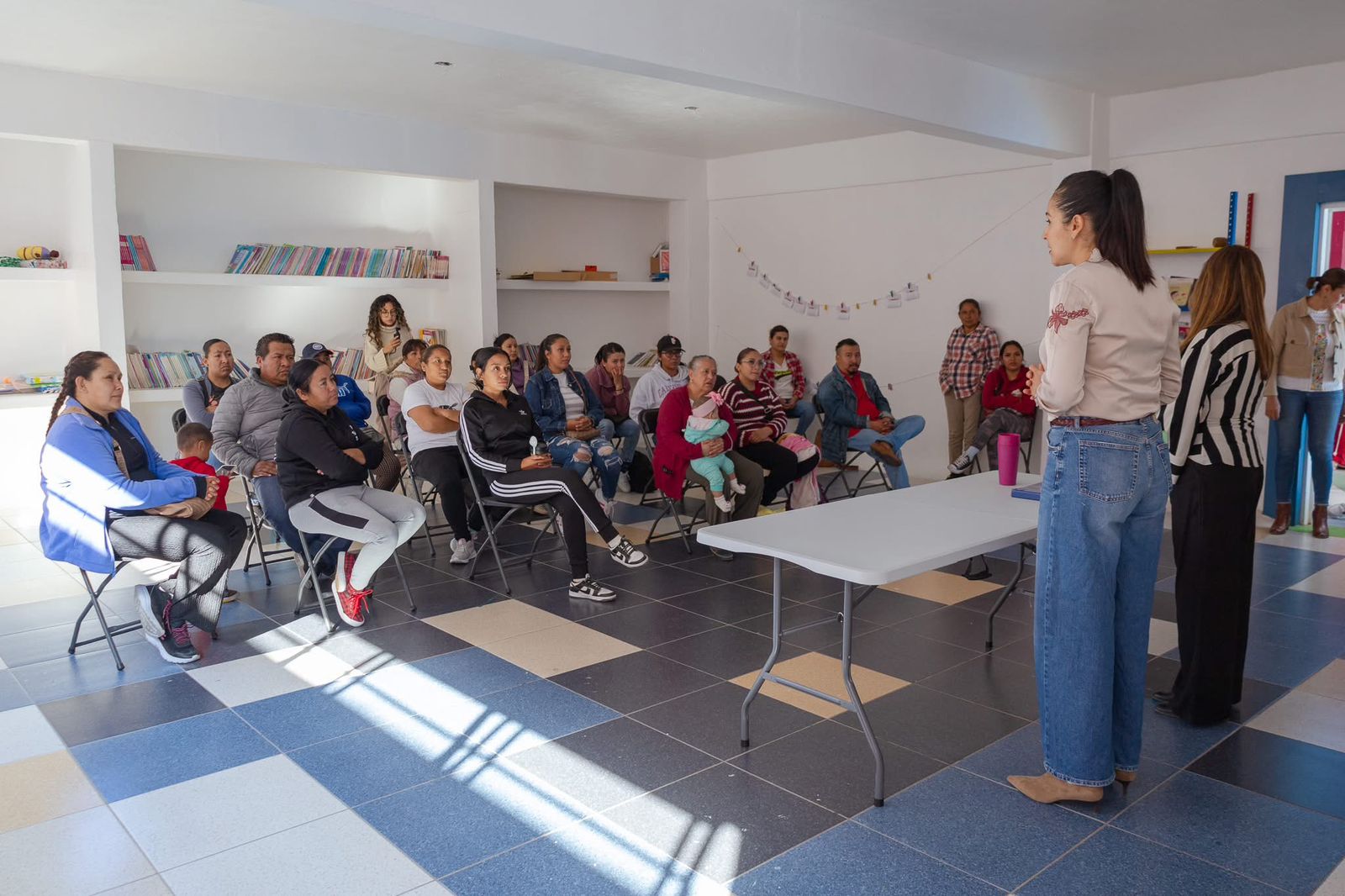 DIF Abasolo entrega sillas de ruedas a niñas y niños del CAM