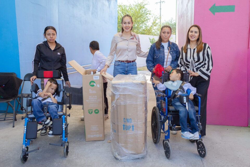DIF Abasolo entrega sillas de ruedas a niñas y niños del CAM