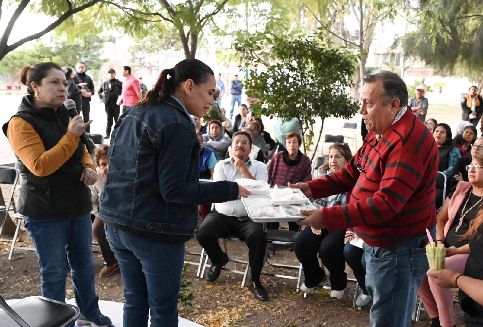 SE REÚNE LORENA ALFARO CON HABITANTES DE LAS BRISAS Y NOGALIA