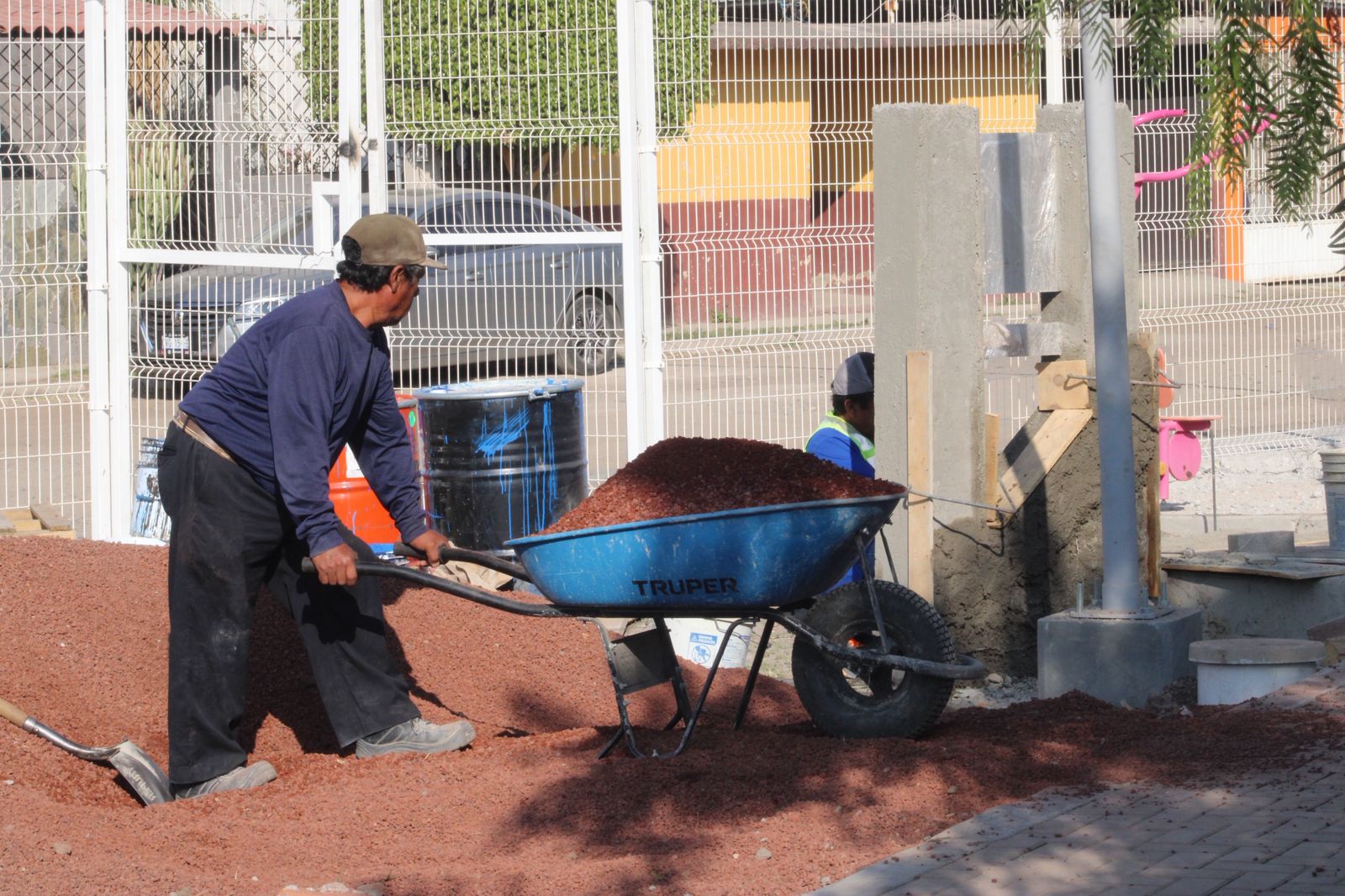 SE EMBELLECEN PARQUES 
Y PLAZAS PARA IRAPUATENSES 
