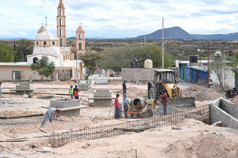 REALIZAN PLAZA CÍVICA EN VALENCIANITA