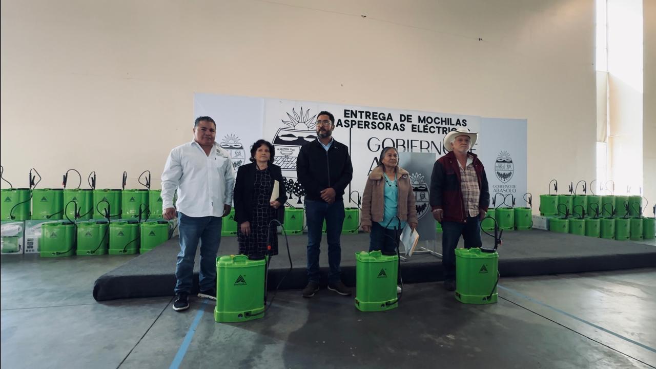 Entrega del Programa Mochilas Aspersoras Eléctricas fortalece al campo abasolense