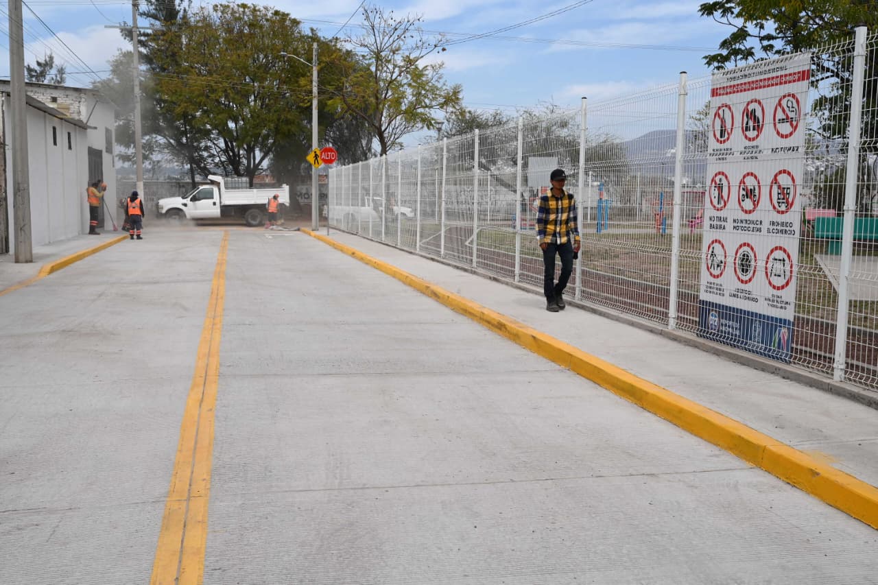 VISITAN A CIUDADANOS DE LA COLONIA
PLAN VIVIRÁ