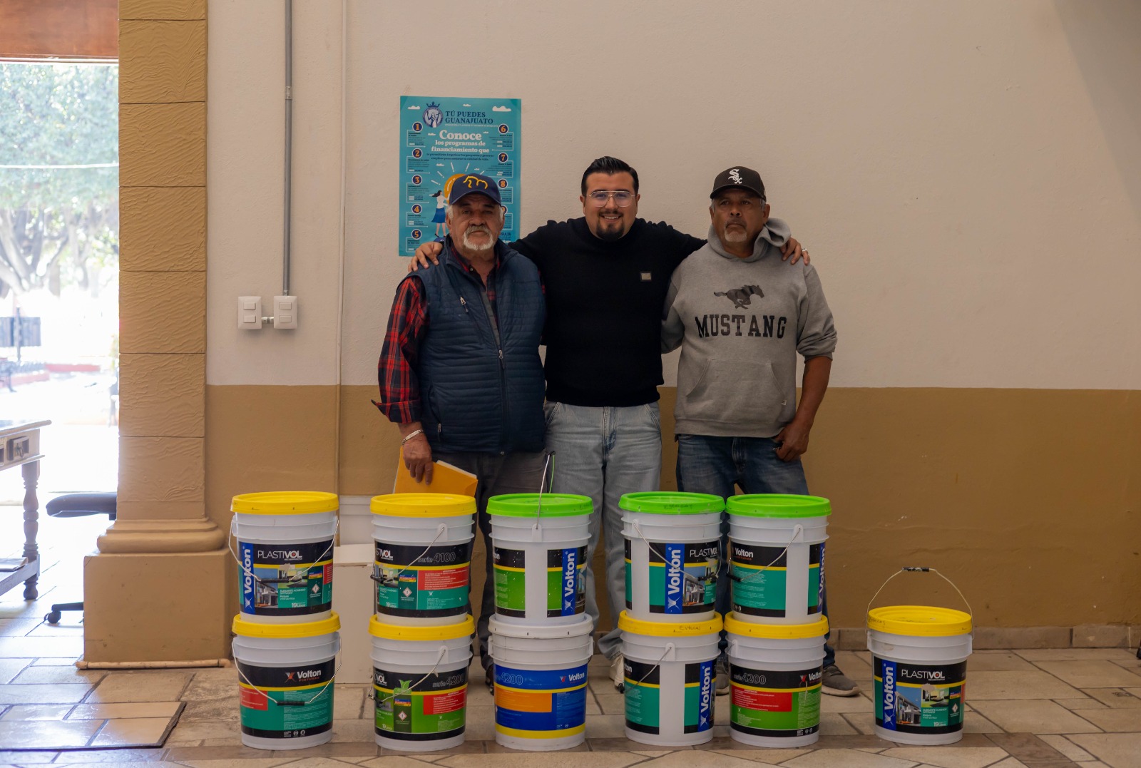 Presidente Municipal entrega pintura para el mantenimiento de templos en comunidades de Abasolo