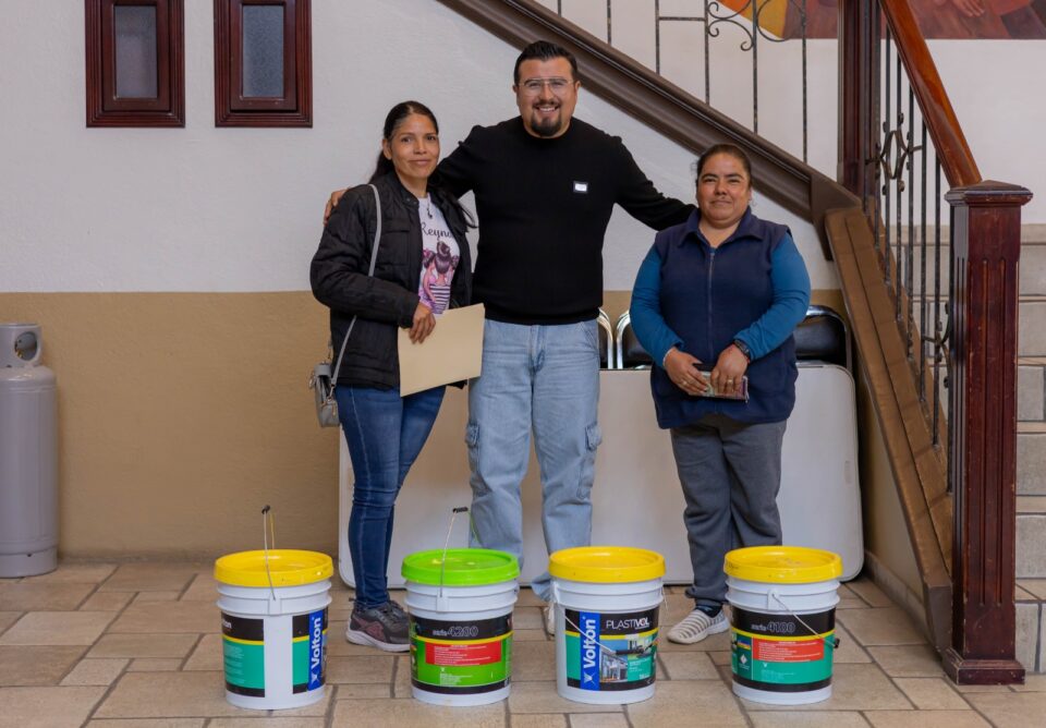Presidente Municipal entrega pintura para el mantenimiento de templos en comunidades de Abasolo