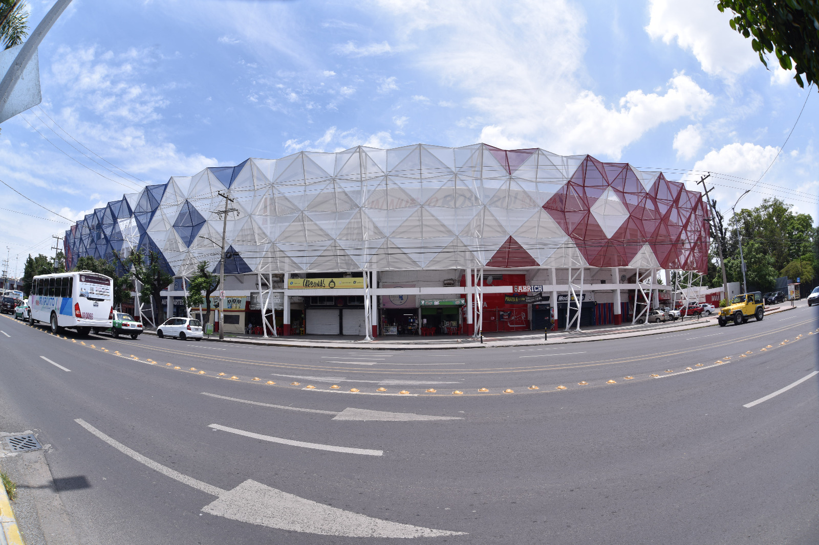 IMPULSAN ORDENAMIENTO EN ZONA COMERCIAL DEL ESTADIO SERGIO LEÓN CHÁVEZ