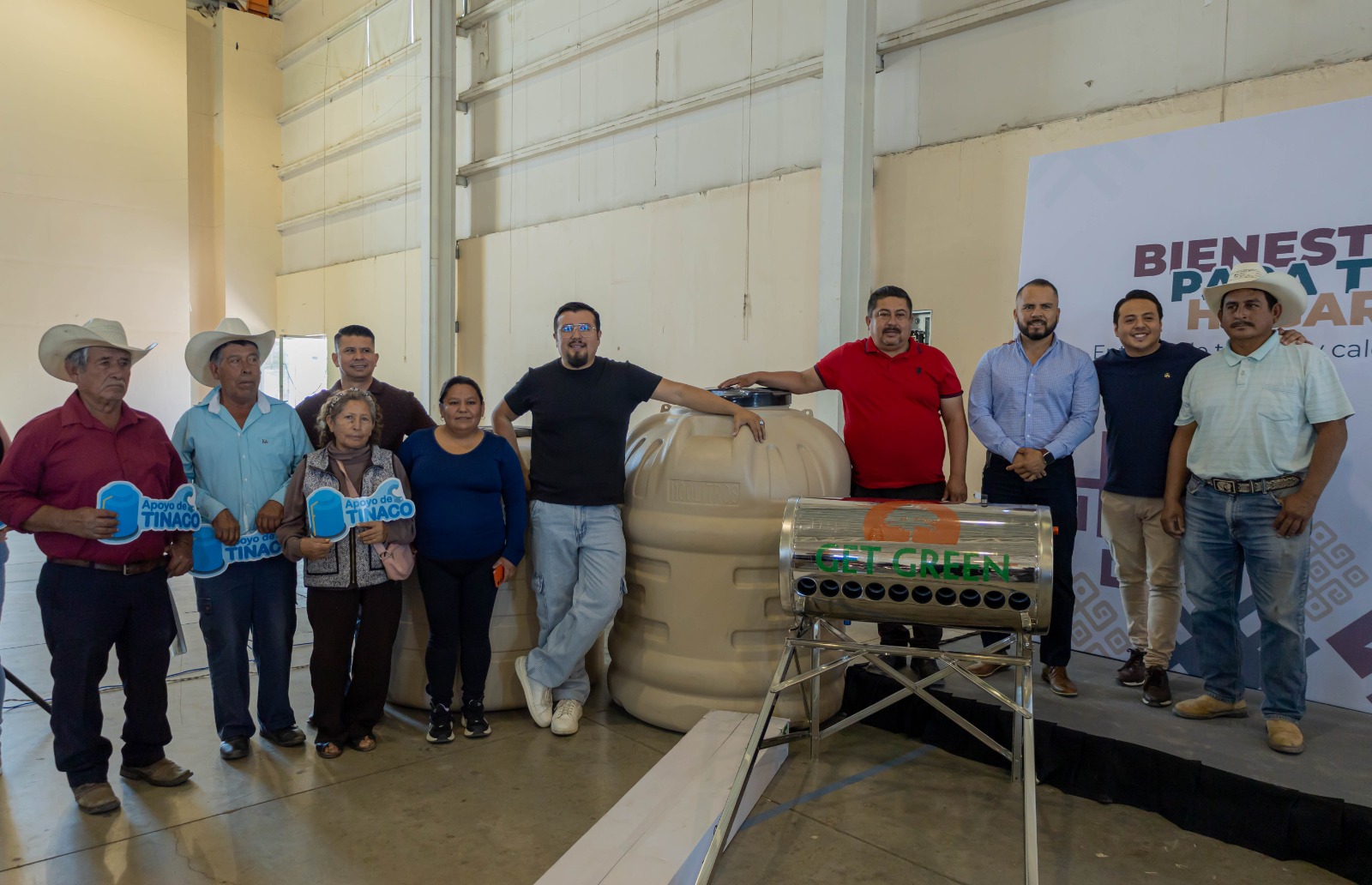 Entrega de calentadores y tinacos mejora la calidad de vida de las familias