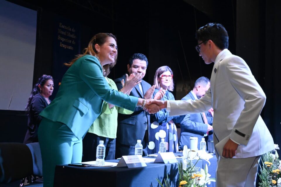 RECONOCE GOBIERNO DE IRAPUATO 75 AÑOS DE TRAYECTORIA DE LA ESCUELA PREPARATORIA OFICIAL