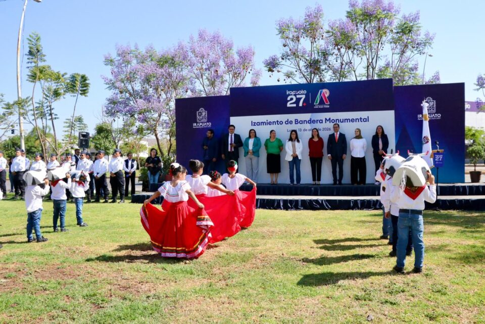 PROMUEVEN VALORES CÍVICOS E IDENTIDAD EN IZAMIENTO DE BANDERA MONUMENTAL