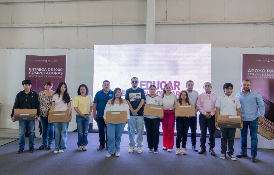 Entregan 1,000 computadoras a jóvenes universitarios de Abasolo por primera vez